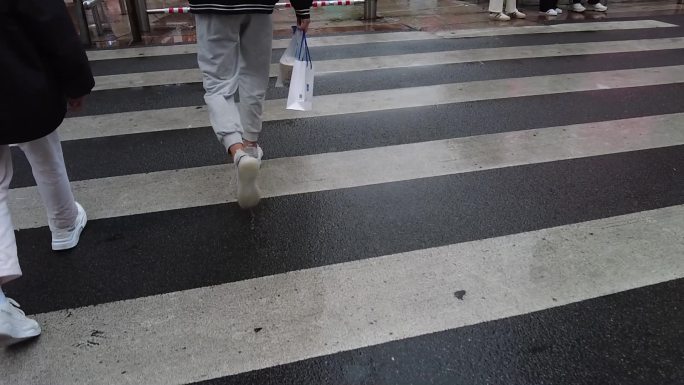 雨后街道行人斑马线