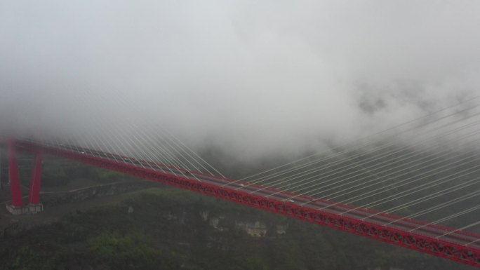 大雾中的天桥