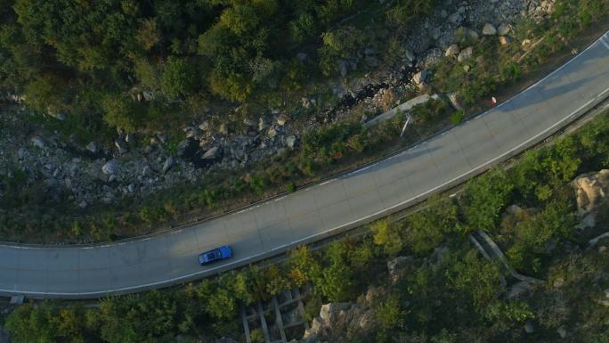 俯拍乡间道路跟车