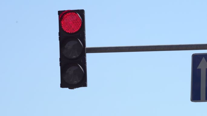 道路上方的交通灯控制着道路