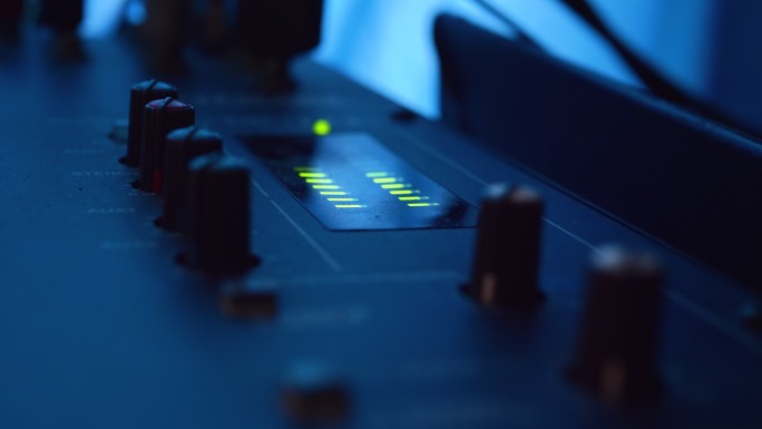 音乐控制按钮录音室-工作场所均衡器录音设