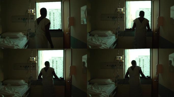 老年病人从医院的窗户往外看