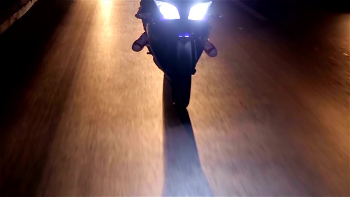 夜间骑摩托车视频素材