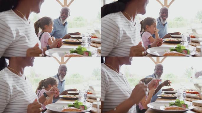 多代混血家庭在家围桌吃饭