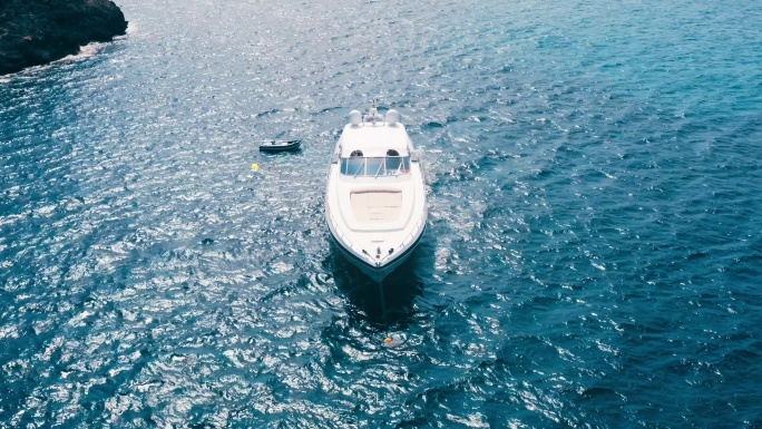 豪华游艇鸟瞰图海上旅游工具游艇度假