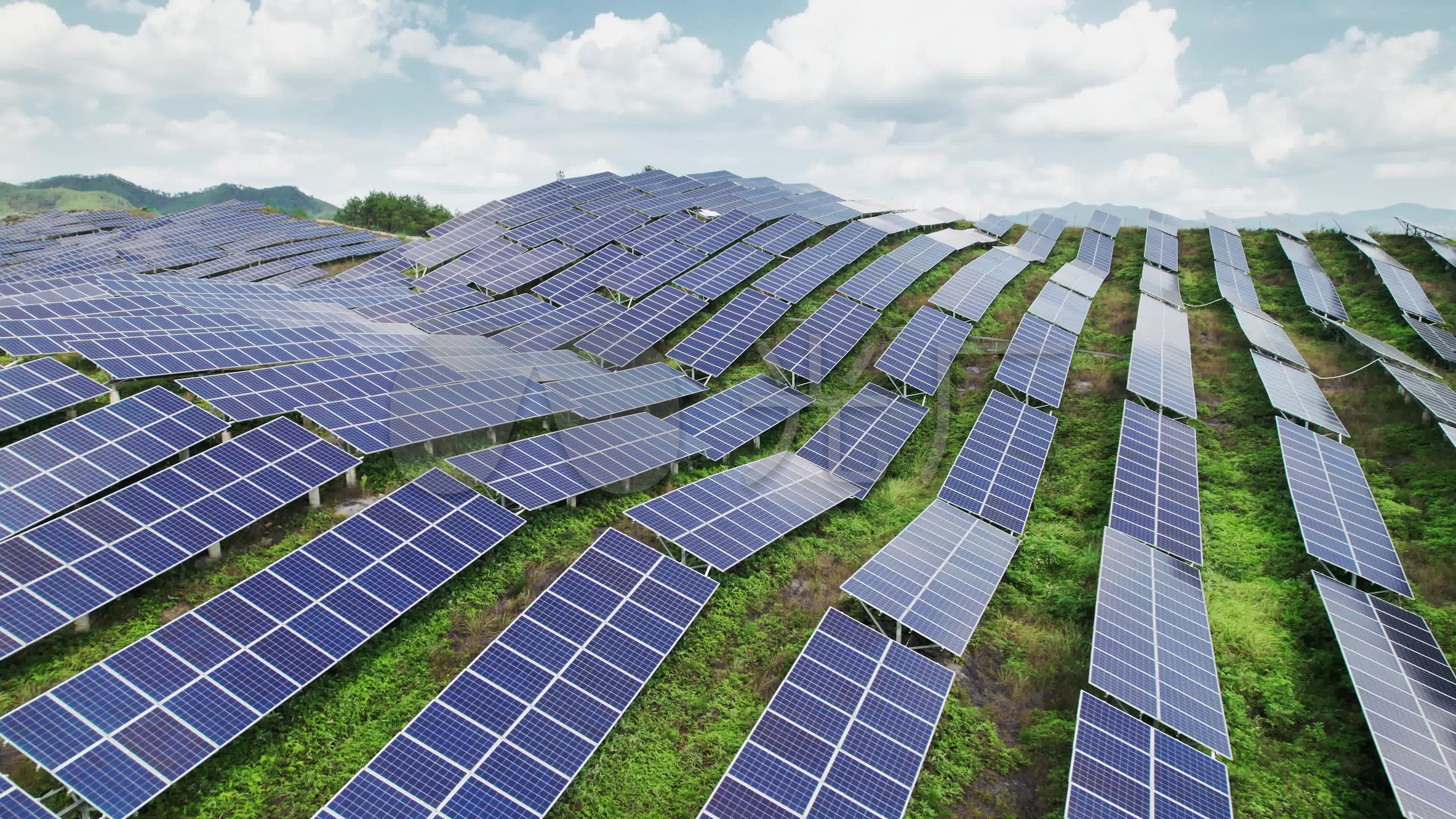 航拍山上的太阳能光伏发电站_3840x2160_高清视频素材下载(编号