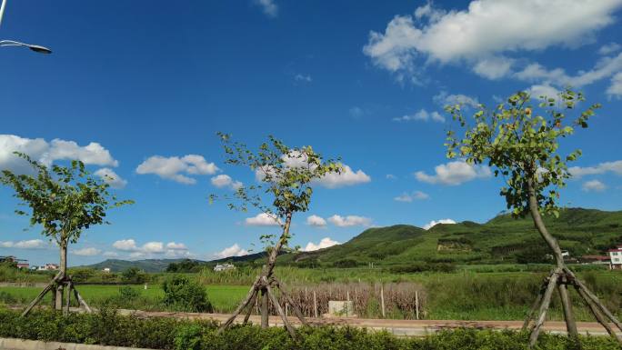 车窗外唯美的蓝天白云风景