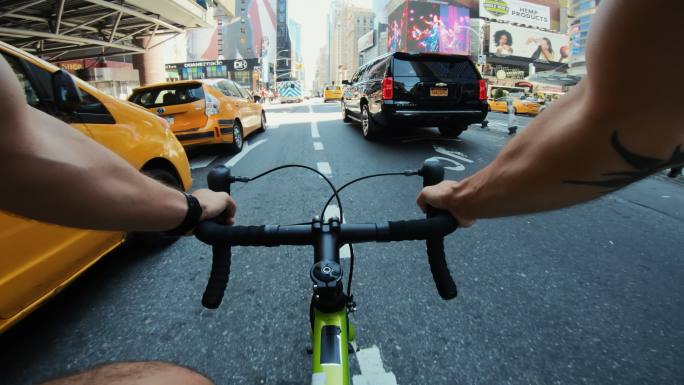 纽约男子驾驶公路自行车