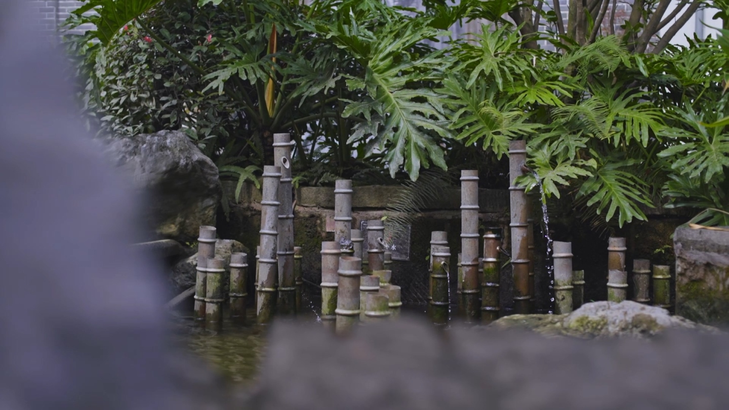 中式景观水池里的石头和喷水装置