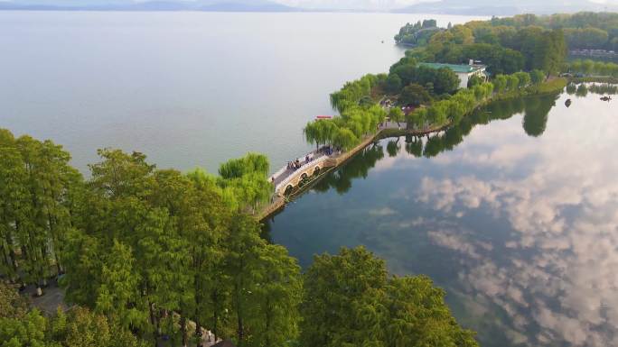 4K航拍武汉东湖游客来往自然风光
