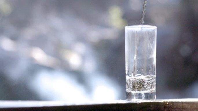 户外玻璃茶杯倒水