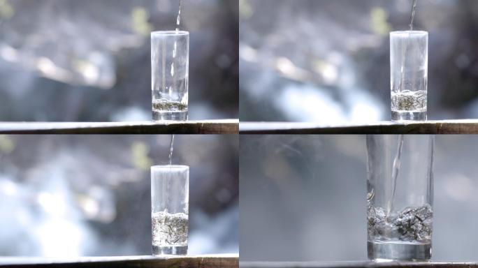 户外玻璃茶杯倒水