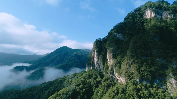 无人机视角下云雾缭绕的高山