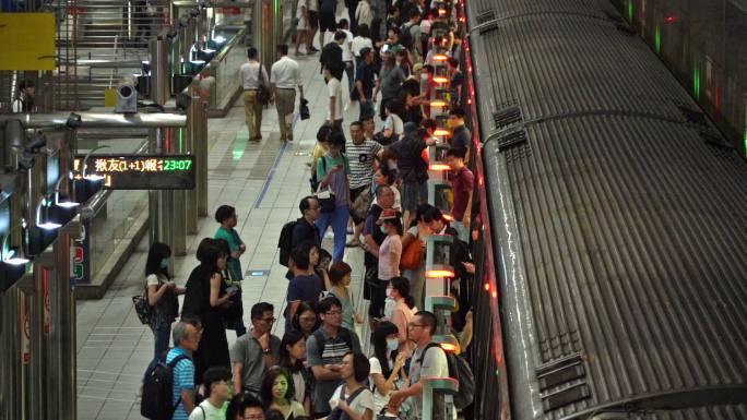 地铁隧道中人群和火车的慢动作。