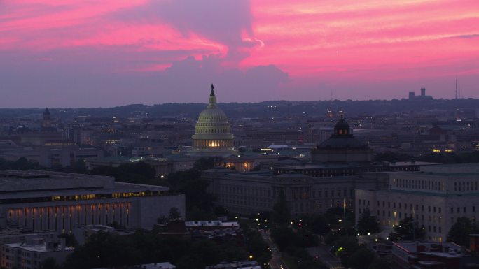 日落时美国国会大厦鸟瞰图。