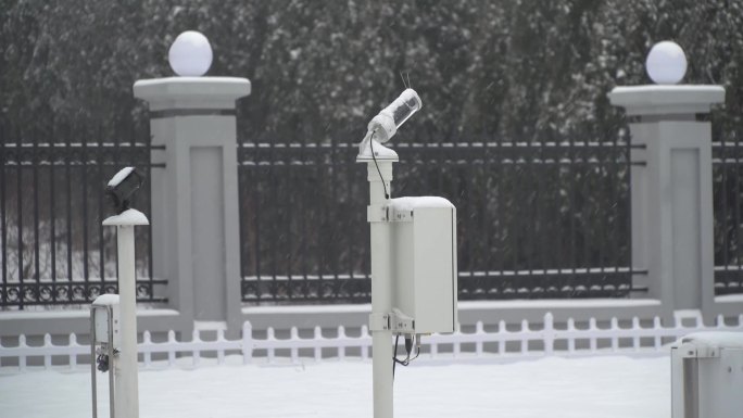 大雪中的气象站