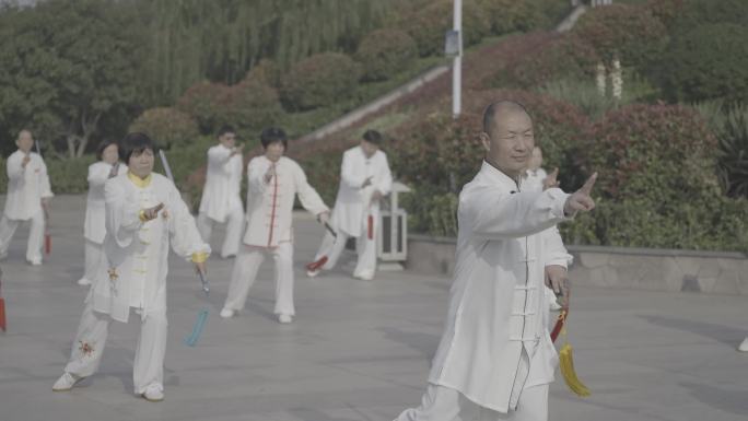 老年人打太极拳、太极剑