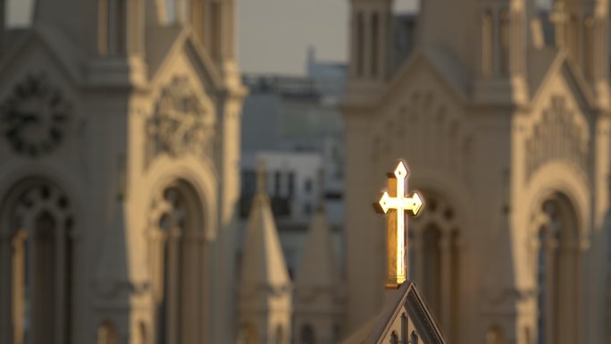 金色十字架与基督教教堂建筑