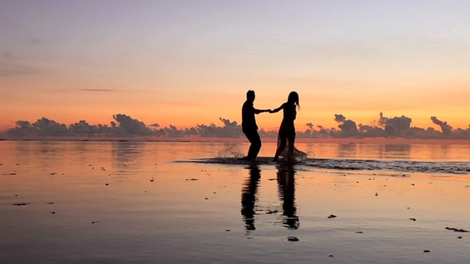 海边夕阳情侣牵手浪漫奔跑拥抱