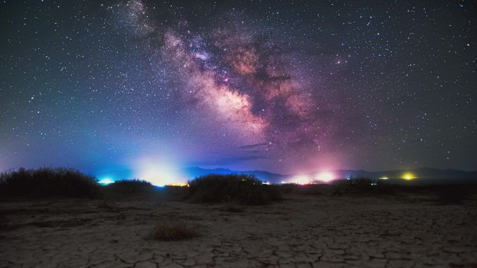 干旱的地面裂纹星空银河