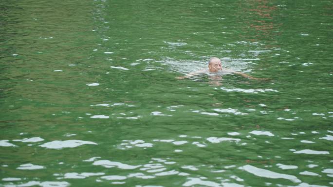在公园河里游泳的人