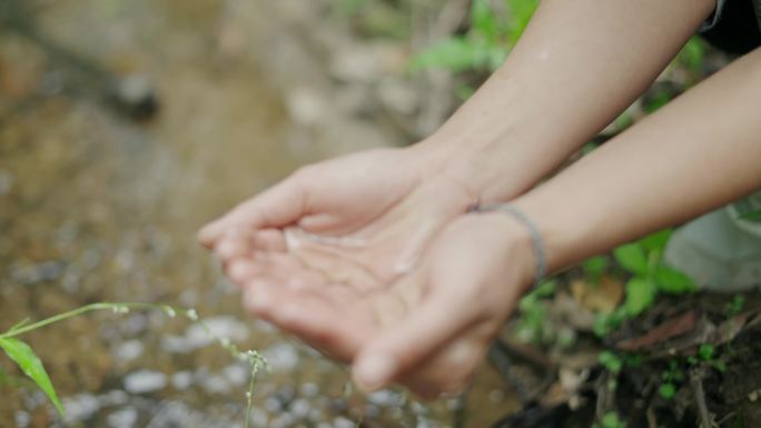 用手捧水喝 喝溪水