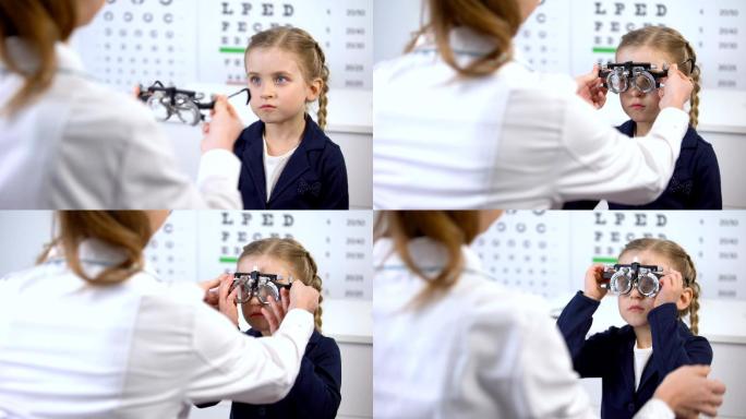 小女生到眼科医生那用荧光增强器测量视力