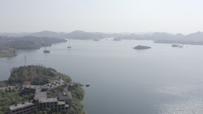 分布在湖面上的小岛屿