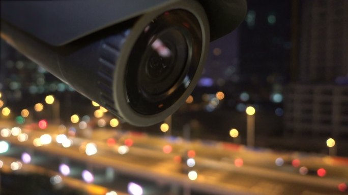 城市夜景的安全摄像机监控视图