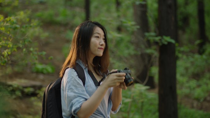 女孩在森林中拍照