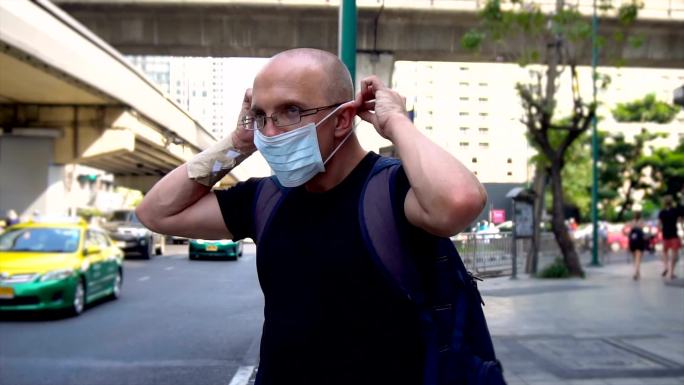 游客害怕冠状病毒爆发戴上呼吸面罩