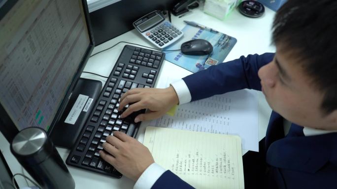 男人使用电脑办公场景