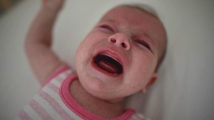 饥饿的婴儿在哭泣