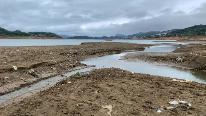 河流 入河口 乱扔垃圾 污染物