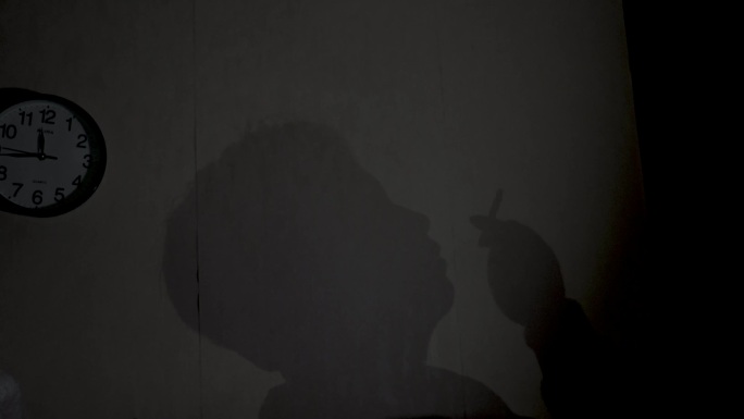 意境男人抽烟，墙上男人抽烟的影子