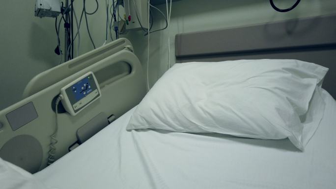 医院急诊室里空闲的病床