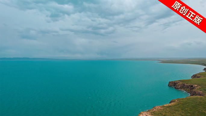 航拍清澈的湖面、青海湖风景