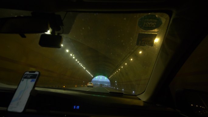 第一视角汽车行驶隧道2