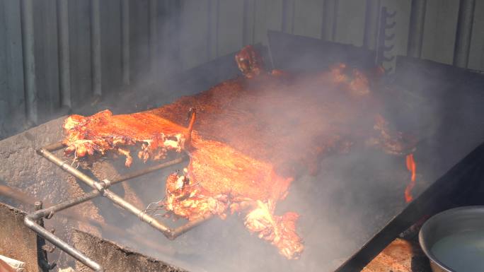 一整只在火炭上烧烤的脆皮香猪