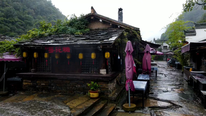 超清山间民宿雨景