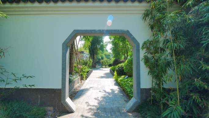 走进中式园林庭院穿过大门