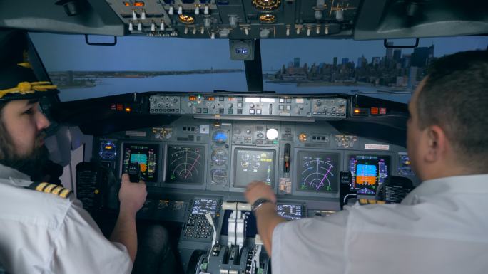 飞行员在飞行模拟器中控制飞机