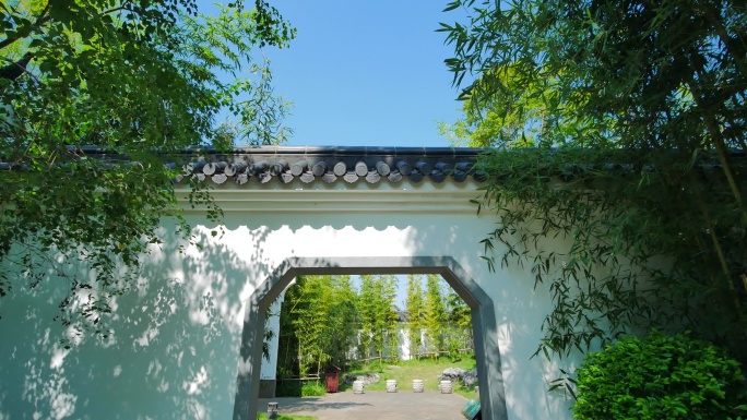 走进中式园林庭院穿过大门