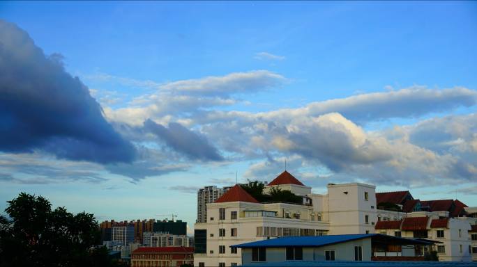 傍晚入夜时分的城市楼景和蓝天白云延时摄影