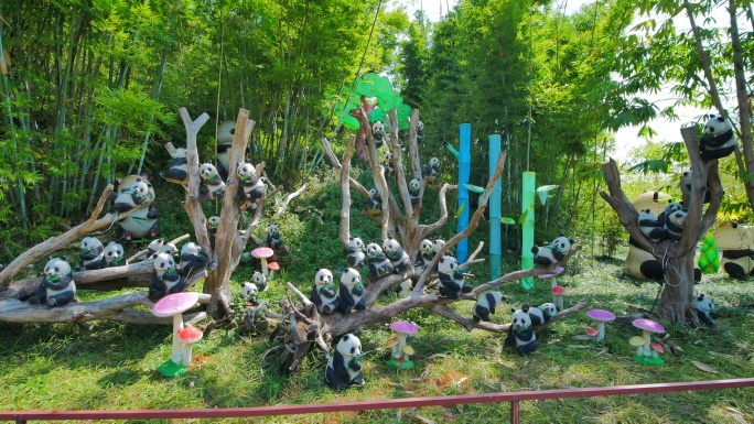 公园里的阳光竹林熊猫雕塑