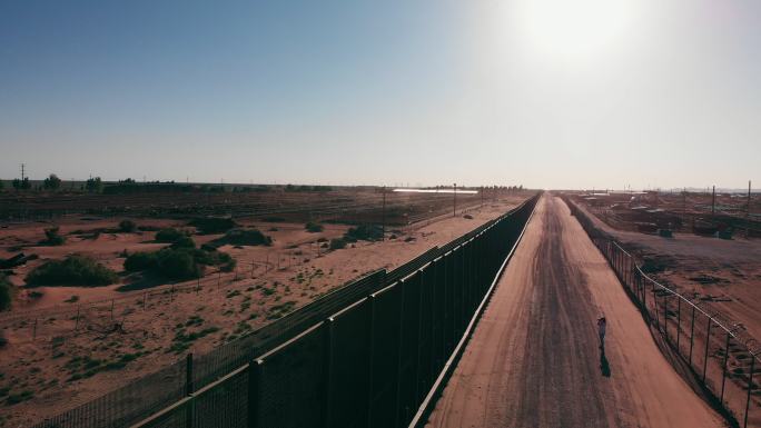 一条狭长荒凉的沙漠公路