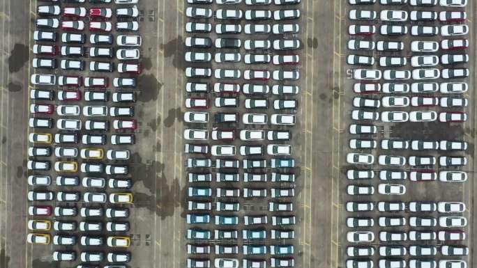 一个停车场的鸟瞰图，