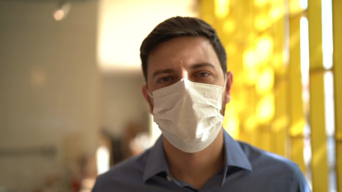 戴着面罩的男人预防新冠病毒疫情防控医院戴