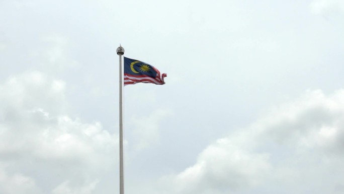 吉隆坡旗杆上马来西亚国旗迎风飘扬的慢动作