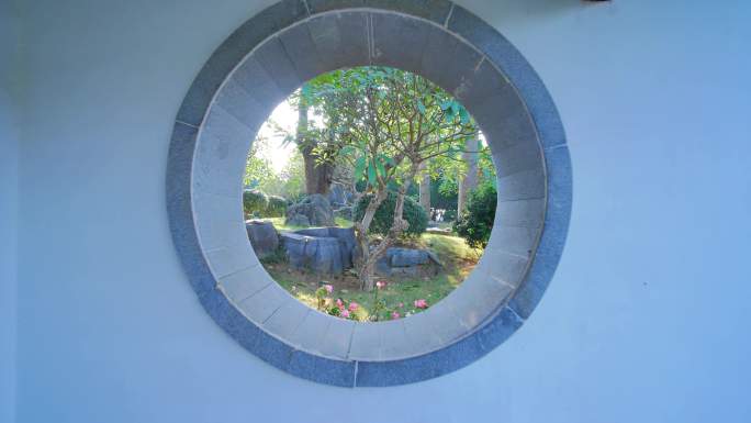 中式园林庭院园形窗口